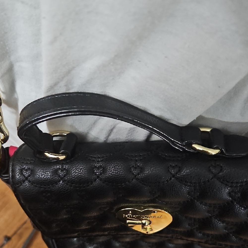 Chic Black Quilted Crossbody Bag with Gold Accents - Picture 4 of 16